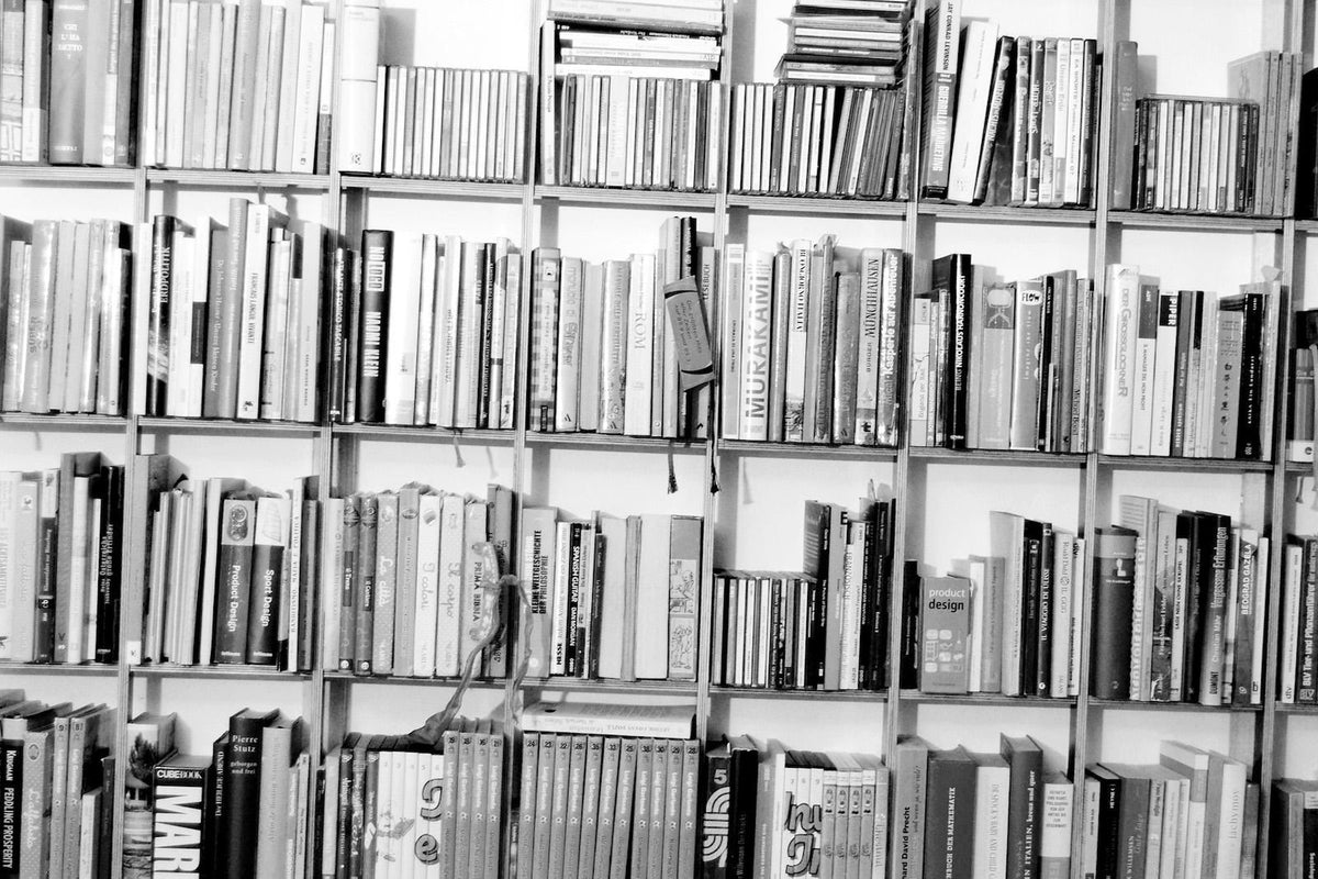 Libreria a giorno in legno Schlagseite