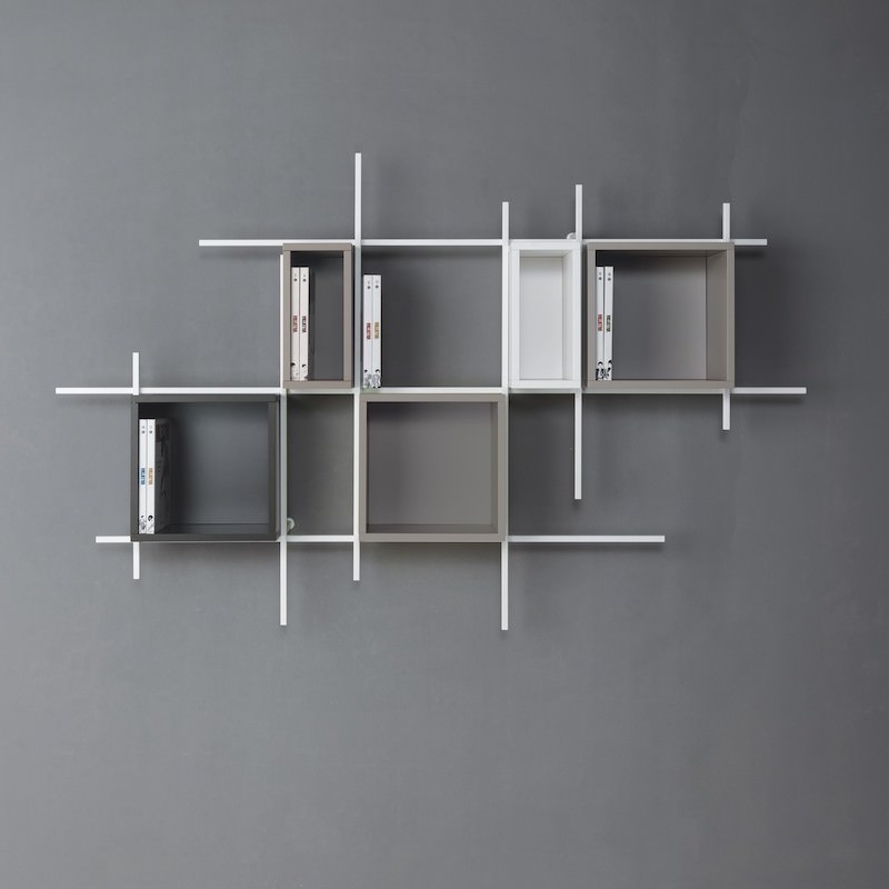 Libreria con tubolari d'acciaio e cubi Etere